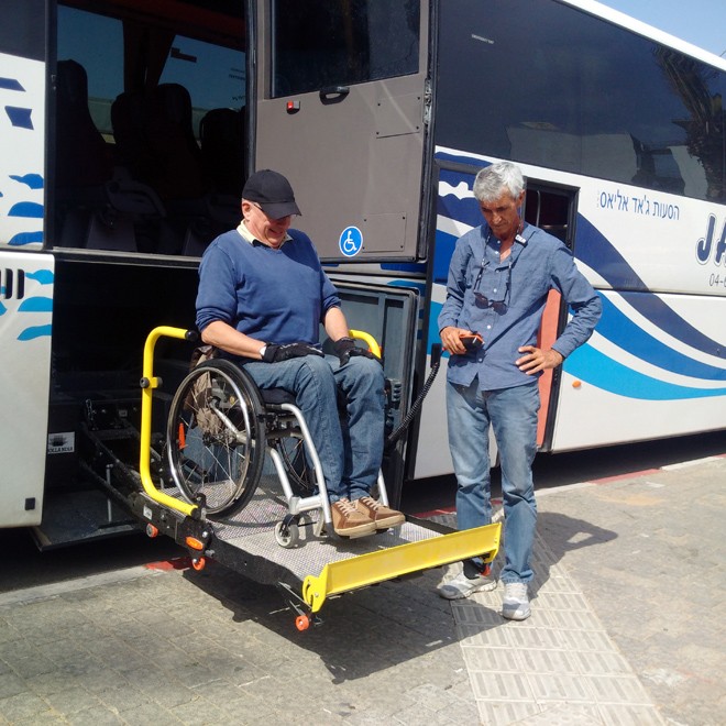Nhà báo người Đức Werner Pohl dễ dàng di chuyển chiếc xe lăn của mình lên xuống ô tô nhờ thiết bị nâng hạ dành riêng cho người khuyết tật Ảnh : Việt Hùng 