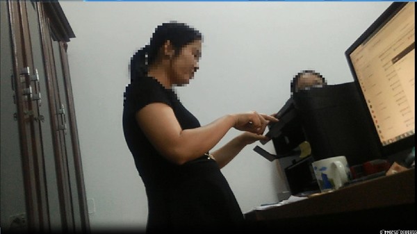 Nhân viên kiểm tra hồ sơ tại văn phòng giao dịch Thành Đạt tại số 267 Trần Đăng Ninh (Cầu Giấy) ảnh: bbđ