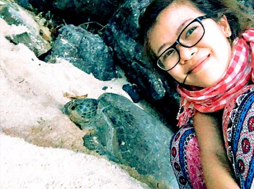 Khưu Thuỳ Dương bên một chú rùa ở Vườn Quốc gia Côn Đảo Ảnh: NVCC 