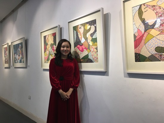 Hoạ sĩ Nguyễn Thu Huyền tại triển lãm “Tôi vẽ giấc mơ” Ảnh: Nhã Thanh 