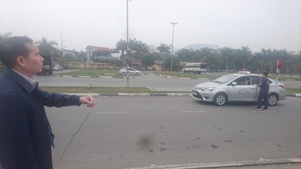Tổng cục trưởng Đường bộ Nguyễn Văn Huyện (trái) kiểm tra đột xuất trung tâm sát hạch lái xe và phát hiện ngay vi phạm Ảnh: Phạm Thanh