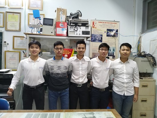 Thành viên nhóm KSV - Team trong phòng lab Ảnh: Nghiêm Huê 