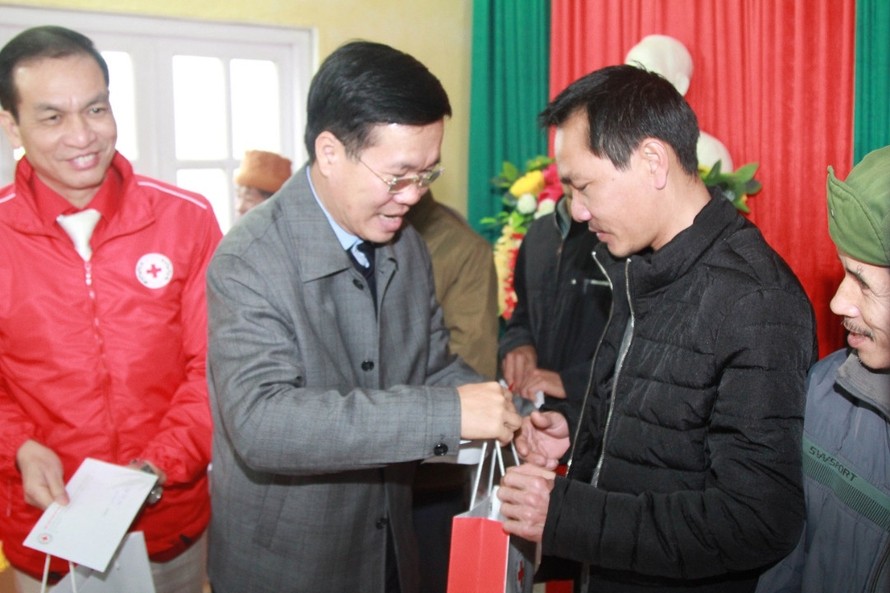 Trưởng Ban Tuyên giáo Trung ương Võ Văn Thưởng trao quà Tết cho người dân xã Thụy Hùng, huyện Văn Lãng
