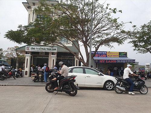 Các sàn giao dịch tại khu vực đường Nguyễn Tất Thành nối dài (quận Liên Chiểu, TP Đà Nẵng) luôn nhộn nhịp 