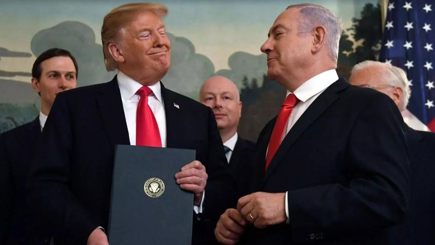  Tổng thống Mỹ Donald Trump và Thủ tướng Israel Benjamin Netanyahu vào thời điểm ký quyết định tại Nhà Trắng ảnh: Quartz 