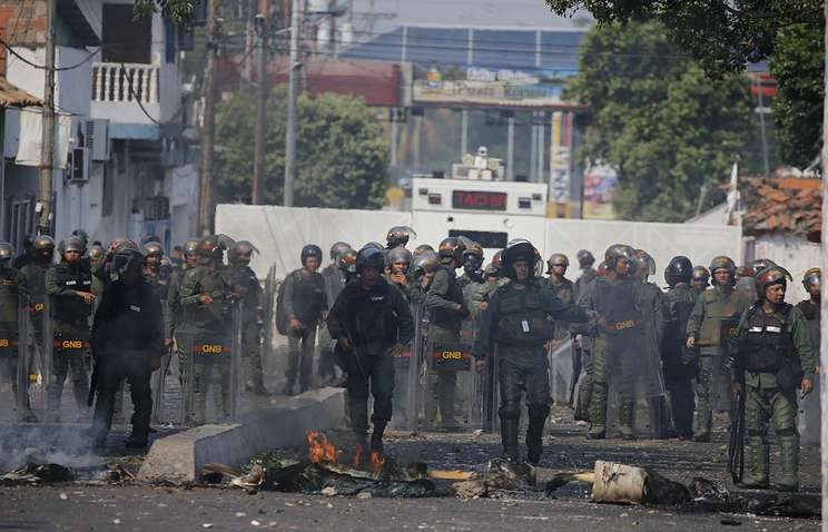Lực lượng vũ trang Venezuela trong một lần đối đầu với người biểu tình ảnh: AP/TASS 
