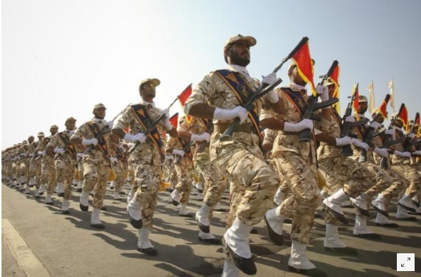 Thành viên IRGC diễu binh trong dịp kỷ niệm cuộc chiến Iran-Iraq (1980-1988) tại Tehran tháng 9/2011 ảnh: Reuters/Stringer 
