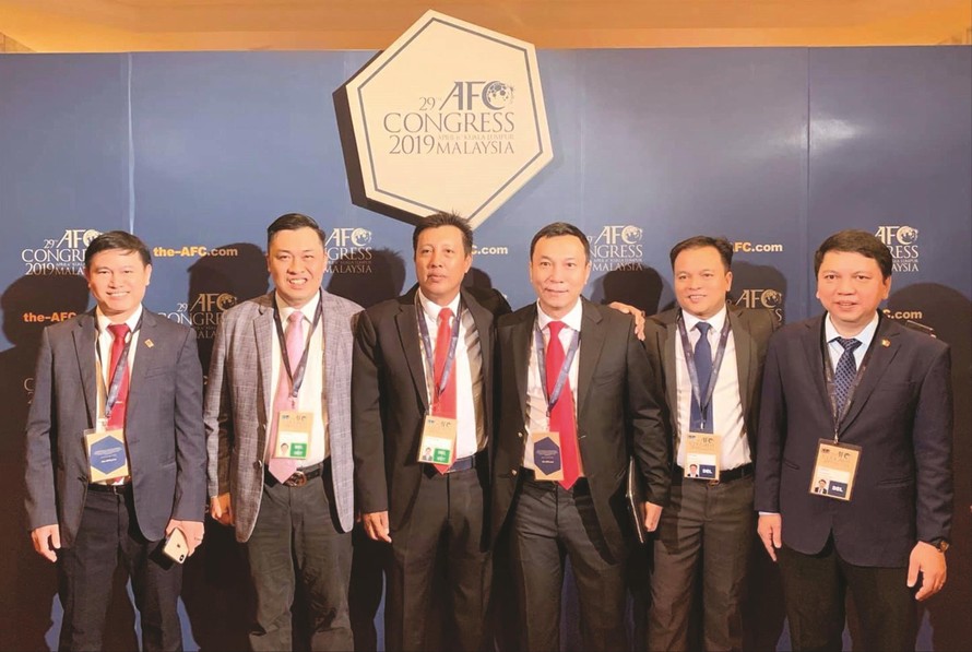 Phó chủ tịch VFF Trần Quốc Tuấn (thứ 3 bên phải) cùng các đại biểu Việt Nam tham dự Đại hội AFC 