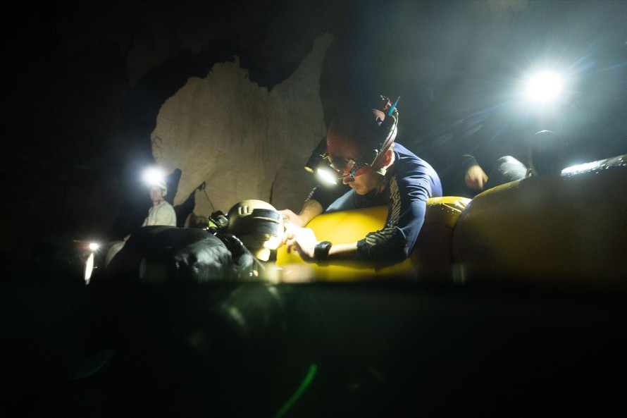  Nhóm chuyên gia lần đầu lặn thám hiểm sâu nhất ở sông ngầm hang Sơn Đoòng
