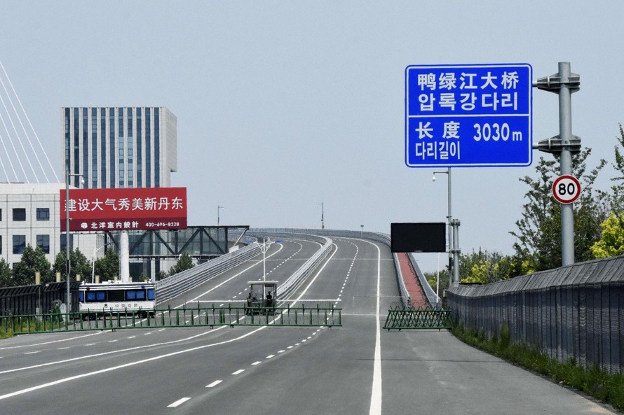 Cây cầu nối liền cửa khẩu Tập An của Trung Quốc và Manpo của Triều Tiên ảnh: Kyodo 