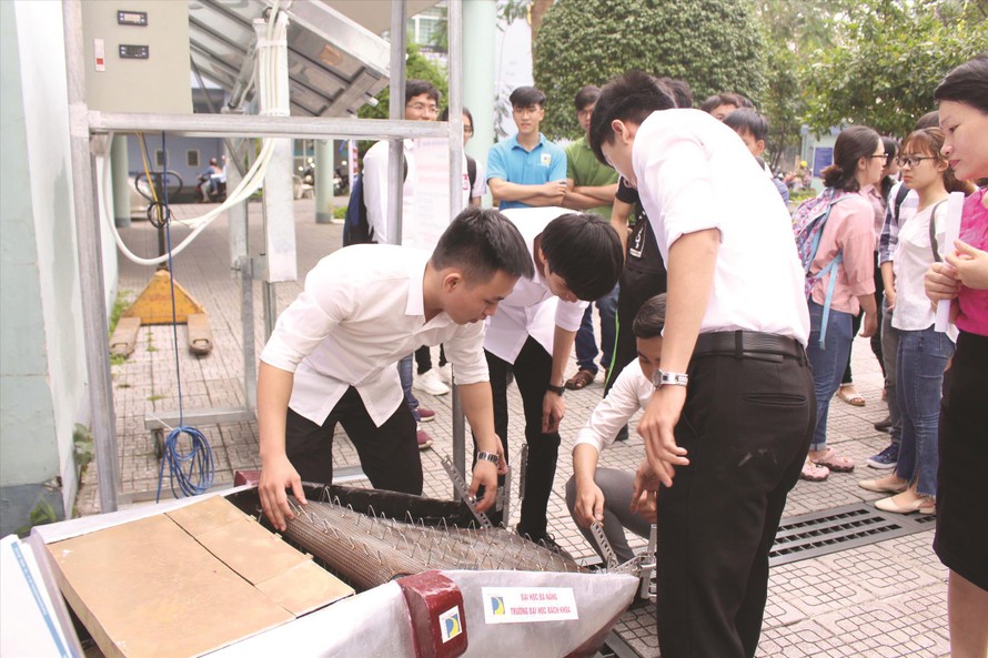 Nhóm bạn trẻ giới thiệu sản phẩm phương tiện thủy bộ thu gom rác thải bãi biển, mặt nước tại Festival Khoa học Công nghệ sinh viên ĐH Đà Nẵng 2019. Ảnh: Giang Thanh 