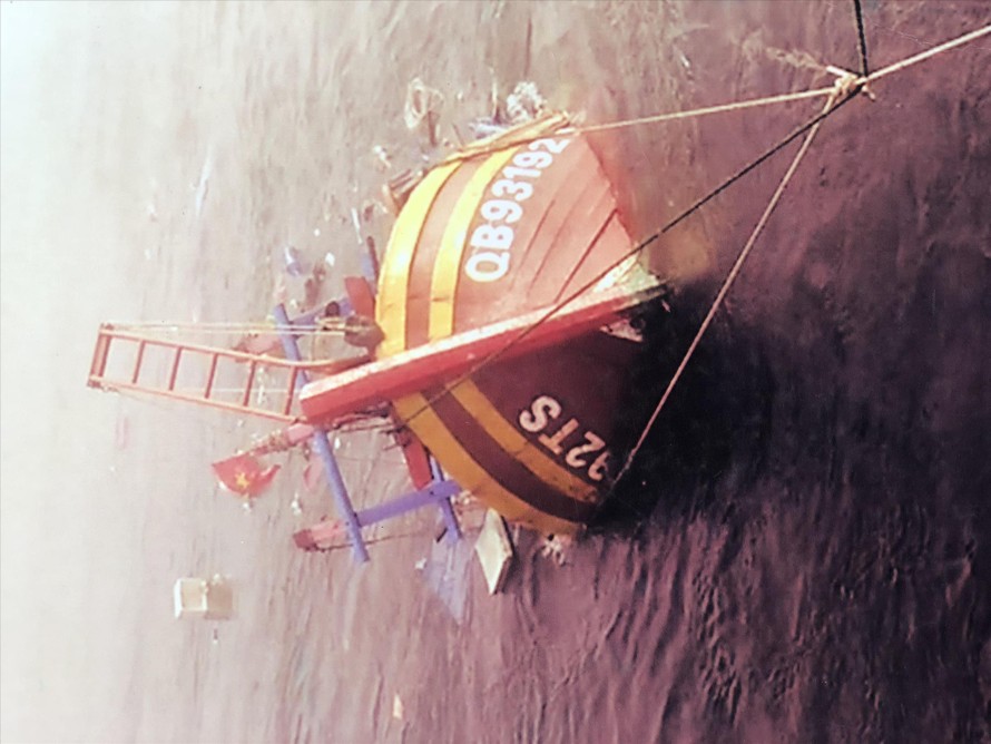 Tàu cá ông Phạm Ngọc Cường tại hiện trường tai nạn 