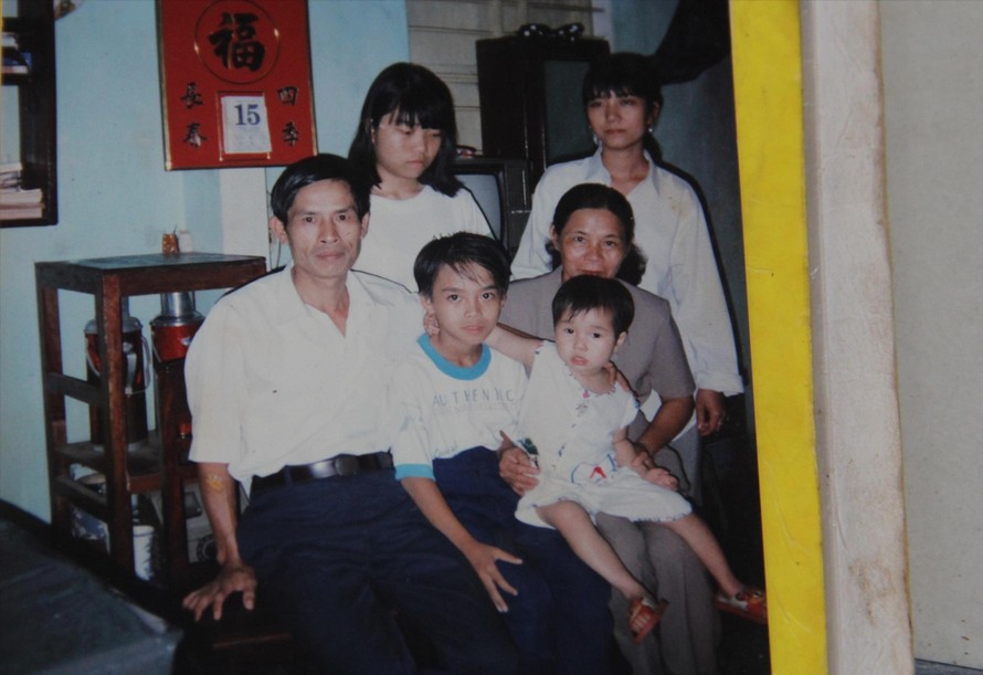 Đặng Thị Minh Phương (hàng đầu, bìa phải) cùng vợ chồng ông Trực và các anh chị hơn 20 năm trướcẢnh: Thanh Trần chụp lại