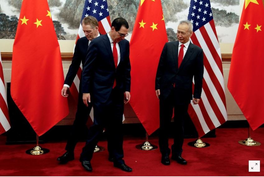 Phó thủ tướng Trung Quốc Lưu Hạc cùng bộ trưởng Tài chính Mỹ Steven Mnuchin (đeo kính) và đại diện Thương mại Mỹ Robert Lighthizer chuẩn bị chụp anh chung tại Bắc Kinh trước khi hội đàm vào ngày 1/5 vừa qua ảnh: Reuters
