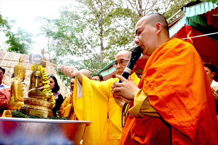 Nghi lễ tắm Phật được thực hiện rất tôn nghiêm.