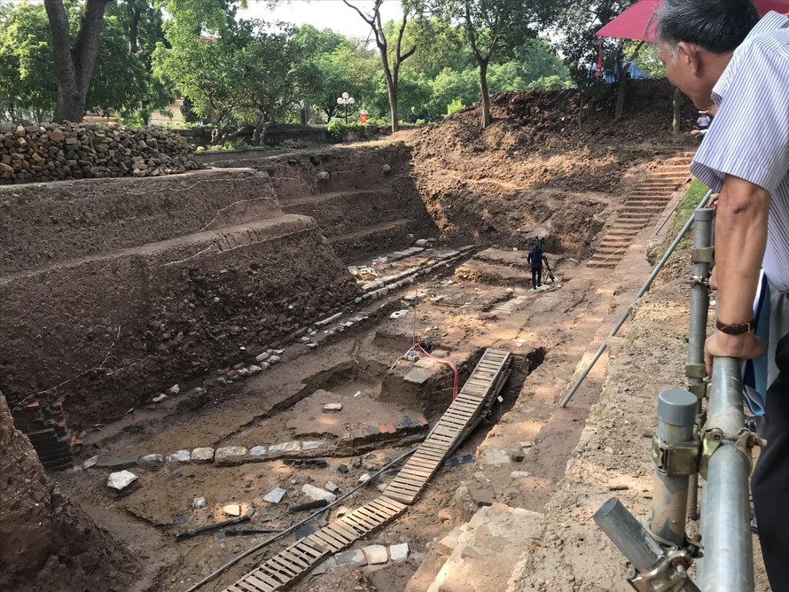 Hố khai quật điện Kính Thiên năm 2018 phát lộ thêm nhiều bí ẩn. Ảnh: NGUYÊN KHÁNH 