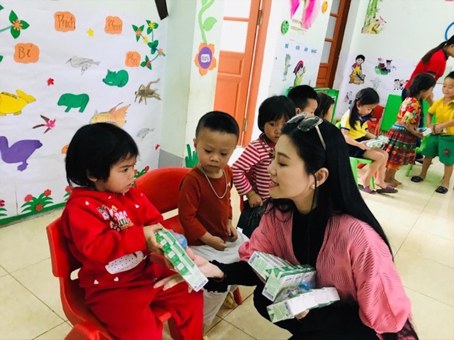 NSƯT Quế Trân đang tặng quà cho trẻ em ở Khâu Vinh Thanh Hiệp
