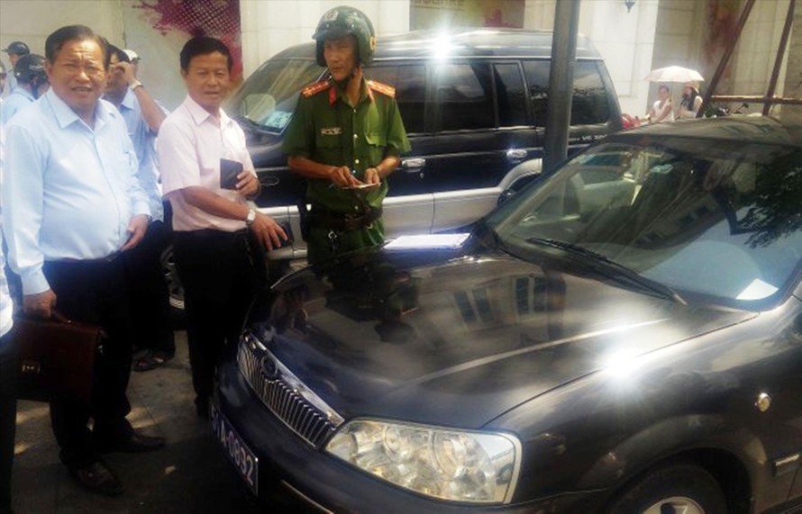 Ông Nguyễn Văn Thành, Phó Chủ tịch UBND quận 9 (ngoài cùng bên trái) xin bỏ qua lỗi đỗ xe trên vỉa hè nhưng ông Đoàn Ngọc Hải kiên quyết chỉ đạo lập biên bản. 