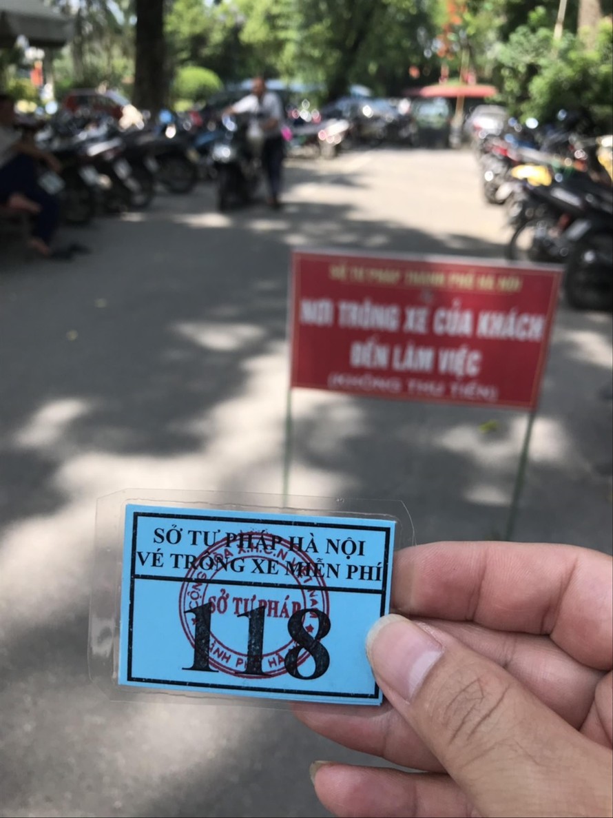  Sở Tư pháp TP Hà Nội lắp thêm biển bảng không thu tiền, ghi rõ vé miễn phí cho người dân 