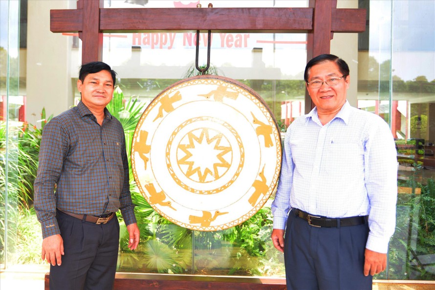 Thầy Trần Đức Huyền (phải) và ông Lê Đình Hiền, chủ tịch trường Hoàng Việt.