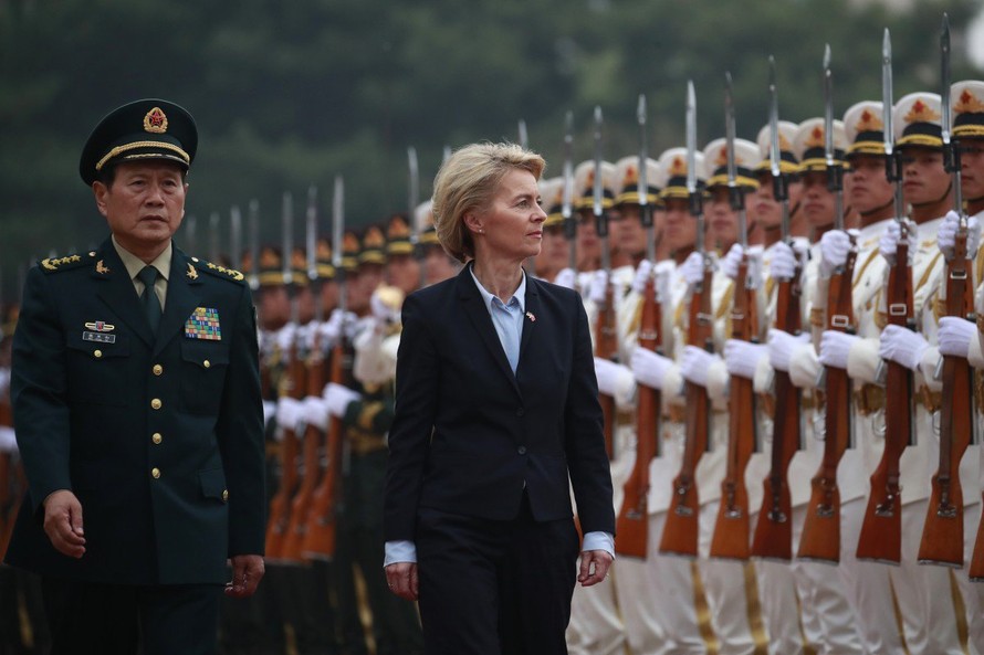 Bộ trưởng Quốc phòng Đức Ursula Von der Leyen và Bộ trưởng Quốc phòng Trung Quốc Ngụy Phượng Hòa tại Bắc Kinh năm 2018 ảnh: Getty Images 