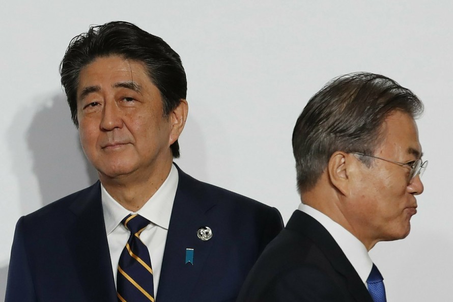 Tổng thống Hàn Quốc Moon Jae-in (phải) và Thủ tướng Nhật Bản Shinzo Abe ảnh: AP 