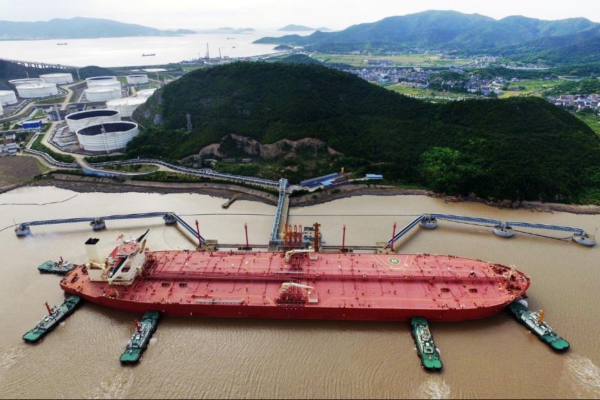 Trung Quốc là nhà nhập khẩu dầu mỏ lớn nhất thế giới. Trong ảnh: Một tàu chở dầu thô tại cảng Châu Sơn Ninh Ba, tỉnh Chiết Giang Ảnh: Reuters/Stringer
