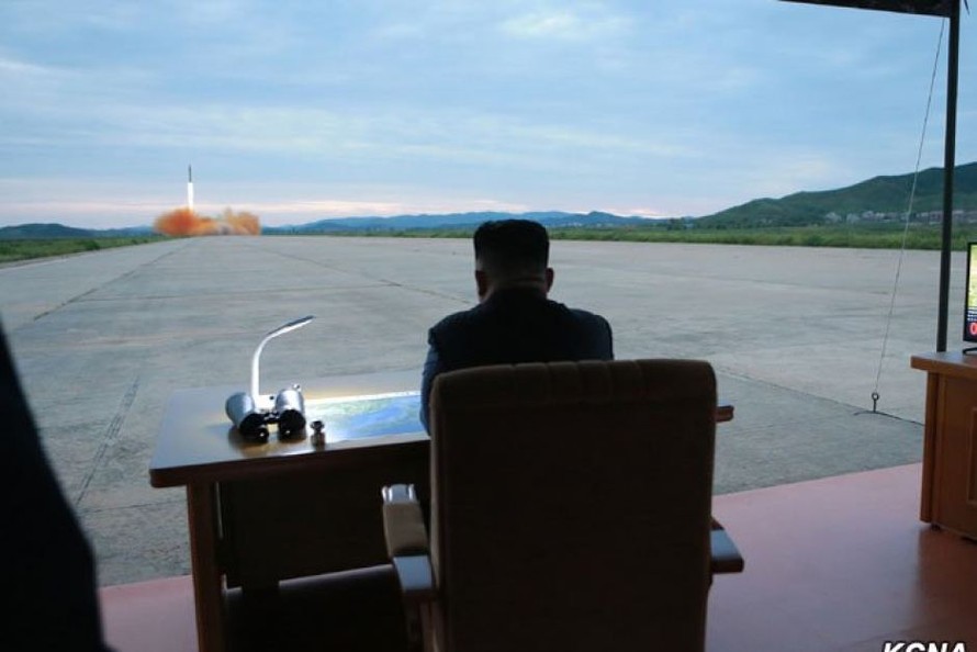 Chủ tịch Triều Tiên Kim Jong Un trong một lần chứng kiến việc bắn thử tên lửa ảnh: KCNA/ABC 