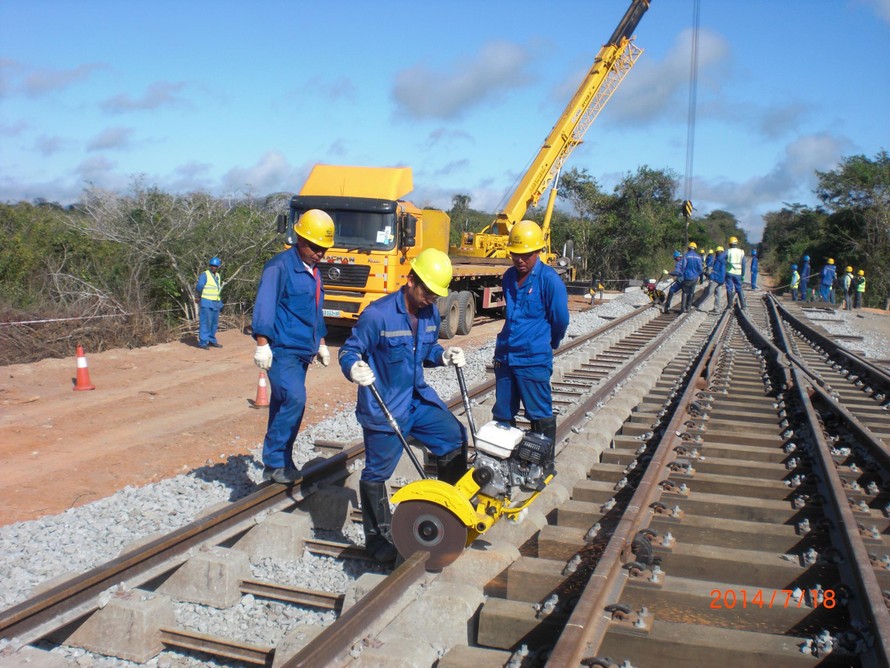 Nhà thầu Trung Quốc đang thực hiện một dự án đường sắt ở châu Phi ảnh: Advisian 