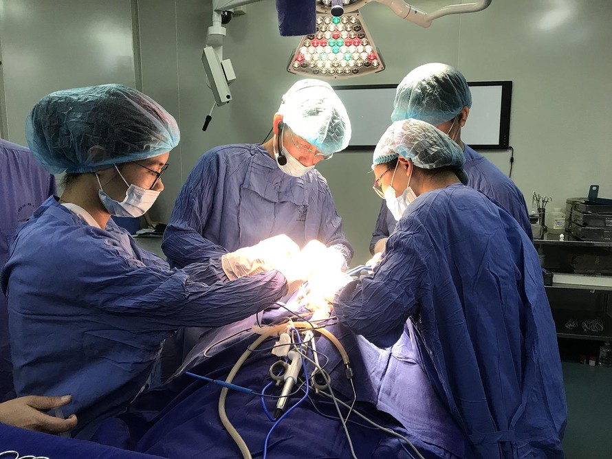Ứng dụng thiết bị dò thần kinh trong ca phẫu thuật cho bệnh nhân Lê Văn L. 