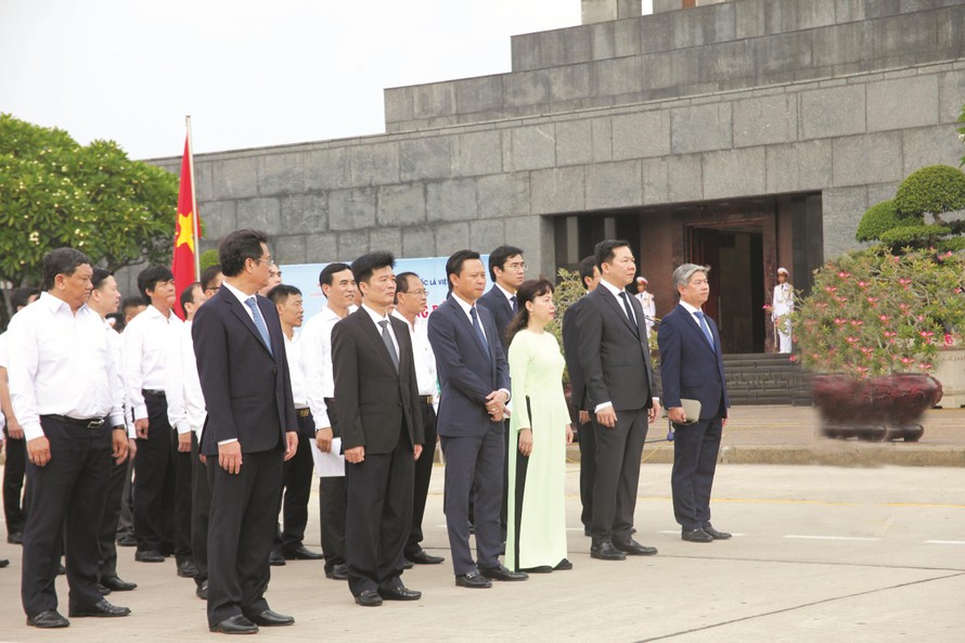 Đại diện lãnh đạo Đảng ủy, Hội đồng thành viên, Ban Tổng giám đốc tại lễ báo công dâng Bác