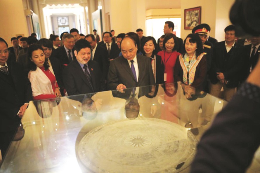 Thủ tướng Chính phủ Nguyễn Xuân Phúc tham quan phòng trưng bày về văn hóa Đông Sơn, Bảo tàng Lịch sử quốc gia, tháng 1/2019 