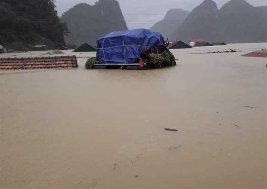 Trong trận lũ lụt vừa qua, ở “rốn lũ” Tân Hóa có nhiều nhà bị ngập tới nóc 