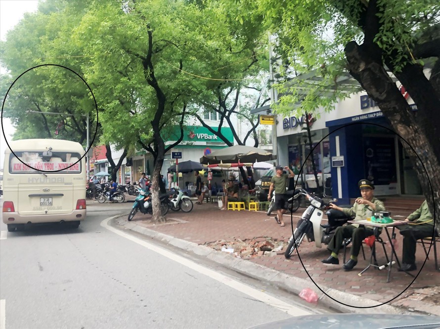 Xe khách vi phạm trên đường Kim Đồng dịp 2/9/2019 dù bên trên có hệ thống camera xử phạt và vỉa hè có trật tự phường ngồi làm nhiệm vụ. Ảnh: A.Trọng 