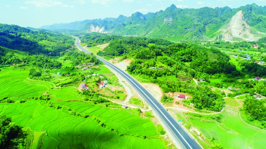 Cao tốc Bắc Giang - Lạng Sơn được Tập đoàn Đèo Cả giải cứu thành công và thông xe cách đây ít ngày sau gần 1 thập kỷ đình trệ