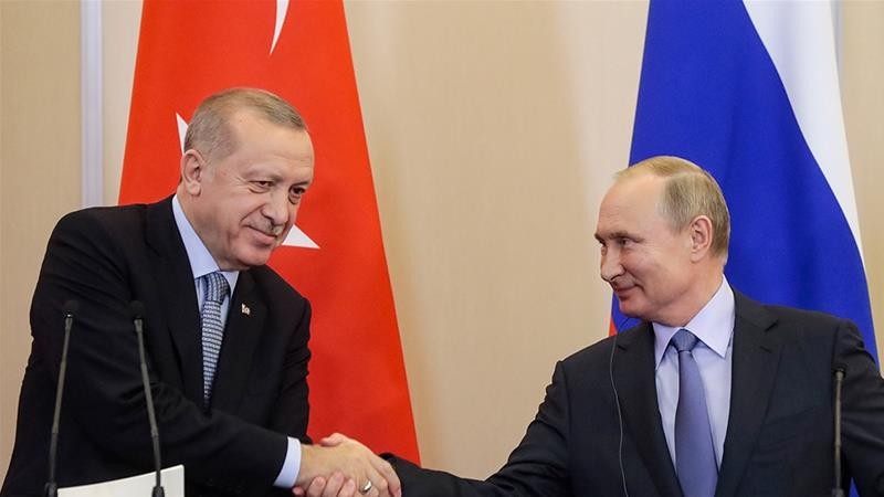  Tổng thống Nga Vladimir Putin và Tổng thống Thổ Nhĩ Kỳ bắt tay sau khi đạt được thỏa thuận về Syria hôm 22/10 ảnh: AP 