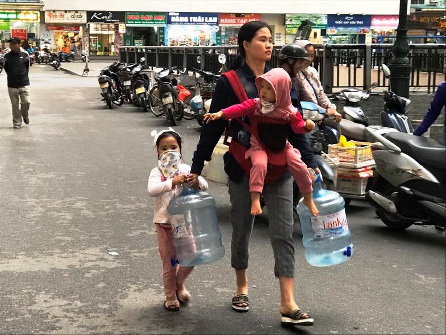 Người dân Khu chung cư HH Linh Đàm hiện vẫn mua nước tinh khiết tại siêu thị, cửa hàng tạp hóa để sử dụng cho ăn uống ảnh: Long Vân 