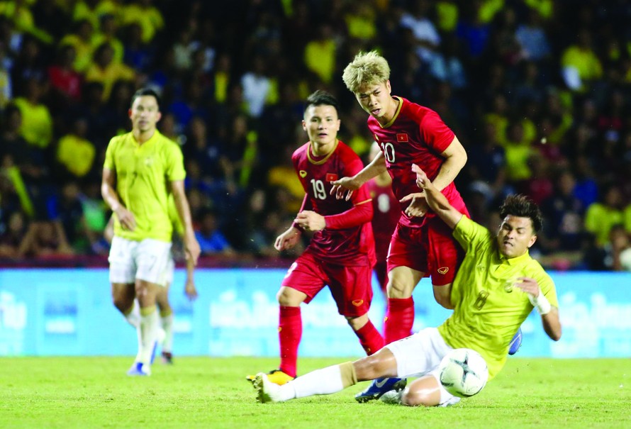 Cuộc đối đầu giữa hai đội bóng Việt Nam và Thái Lan bao giờ cũng gay cấn. Ảnh: PV