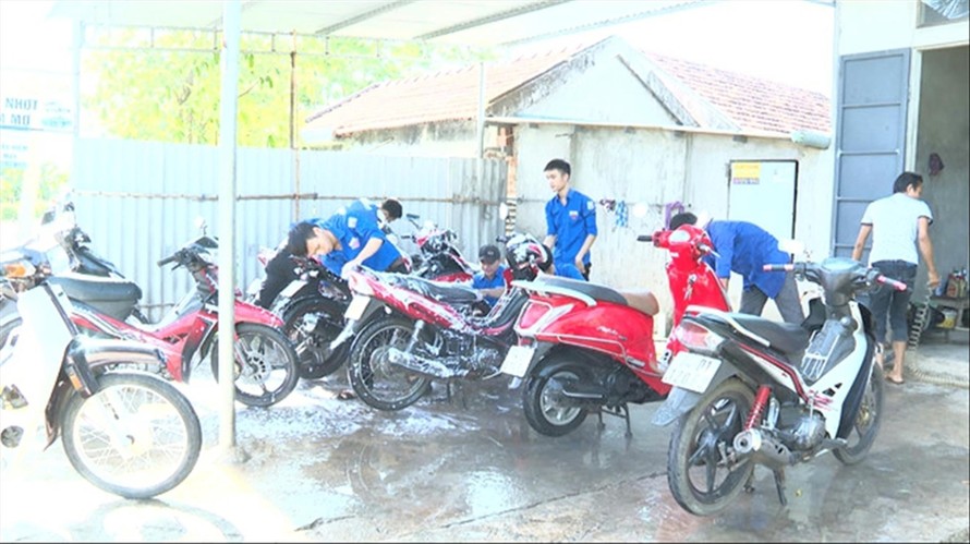 Các bạn thanh niên tình nguyện ở xã Triệu Trung rửa xe gây quỹ