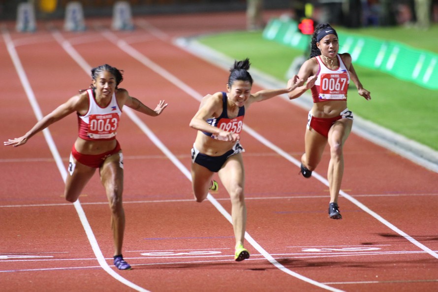 Tú Chinh đánh bại 2 VĐV nhập tịch của chủ nhà Philippines để bảo vệ thành công danh hiệu nữ hoàng điền kinh Đông Nam Á ở cự ly 100m nữ ảnh: H.M 