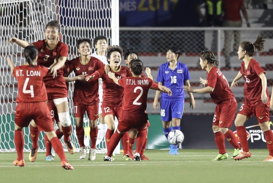 Các nữ tuyển thủ vỡ òa trong niềm vui khi Hải Yến đánh đầu tung lưới tuyển nữ Thái Lan ở hiệp phụ thứ 1 ảnh: ttxvn