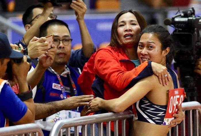  Hai cô trò rơm rớm nước mắt khi đoạt huy chương Vàng cự ly 100m tại SEA Games 30 Ảnh từ facebook HLV Thanh Hương
