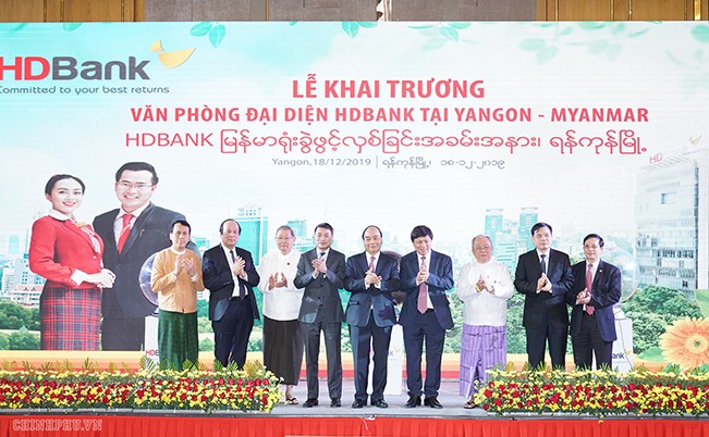 Thủ tướng Nguyễn Xuân Phúc dự lễ khai trương văn phòng đại diện đầu tiên tại Myanmar của HDBank Ảnh: VGP 
