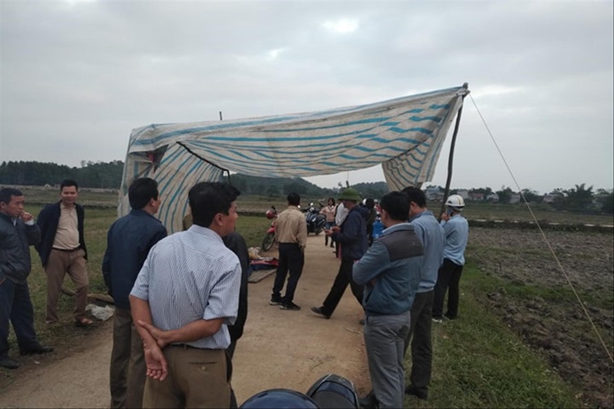 Người dân dựng lều chặn xe ở khu vực bãi rác Nam Sơn Ảnh: Mạnh Thắng 