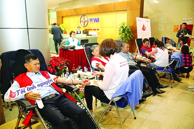 Hàng nghìn cán bộ, công nhân viên ngành điện tham gia hiến máu cứu người