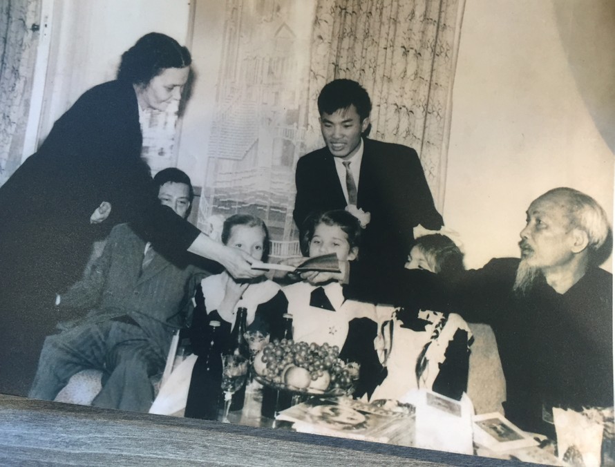 Ông Vũ Khoan (đứng, ở giữa) trong lần được dự buổi Bác Hồ tiếp đón các em học sinh trường tiểu học mang tên Hồ Chí Minh tại Liên Xô. Ảnh: tư liệu