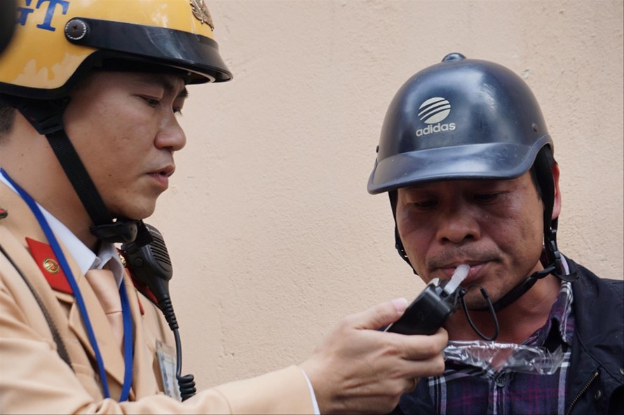 Cảnh sát kiểm tra nồng độ cồn người tham gia giao thông tại Hà Nội ảnh: Nguyễn Hoàn 