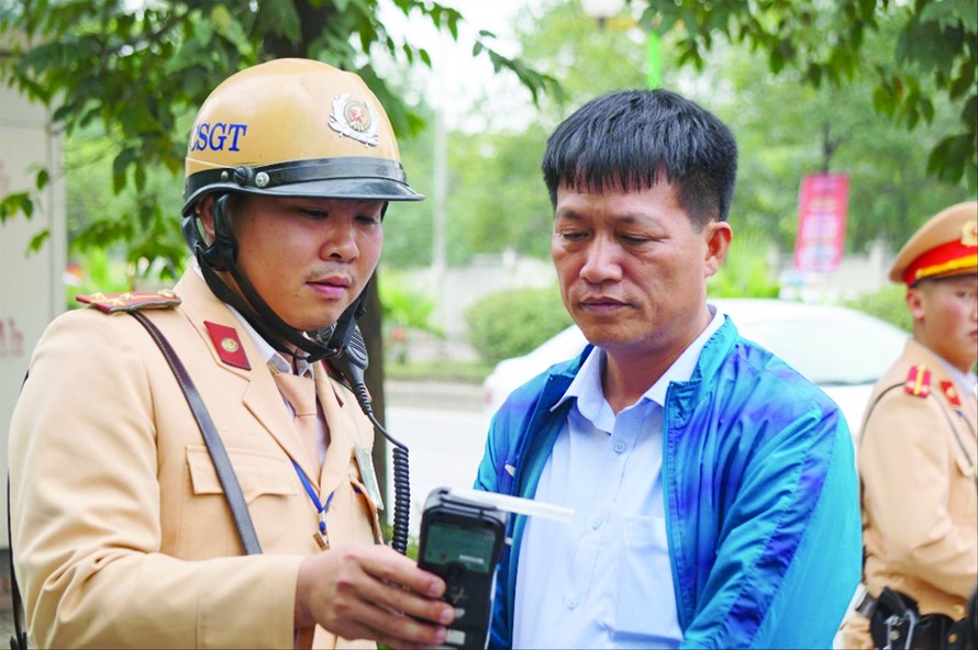 CSGT kiểm tra nồng độ cồn tại Hà Nội - Ảnh: Nguyễn Hoàn 