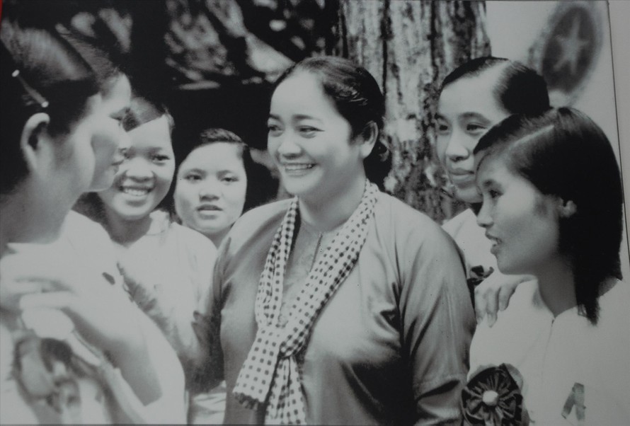 Hội trưởng Hội Liên hiệp Phụ nữ giải phóng miền Nam Việt Nam với các nữ đại biểu dự Đại hội Anh hùng chiến sĩ thi đua miền Nam lần thứ II (tháng 9/1967) Ảnh tư liệu 