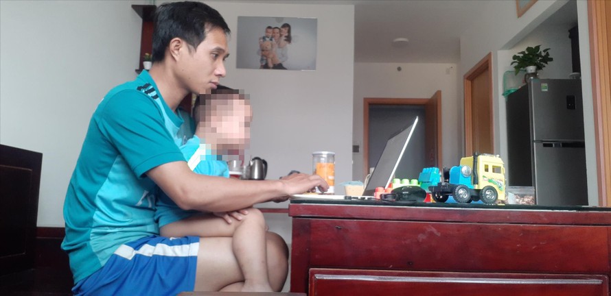 Lo lắng vì không có nơi gửi con, nhiều cặp vợ chồng phải thay phiên nhau nghỉ làm ảnh: Nguyễn Dũng